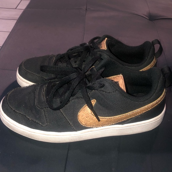 I’m saling shoes the brand is nike the size is 6.5 the colors black and white - Picture 2 of 4